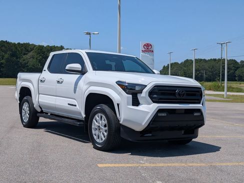 Used 2024 Toyota Tacoma SR5 AWD/4WD image 7