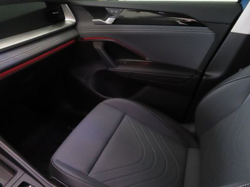 New 2025 Volkswagen Tiguan SE FWD image 18