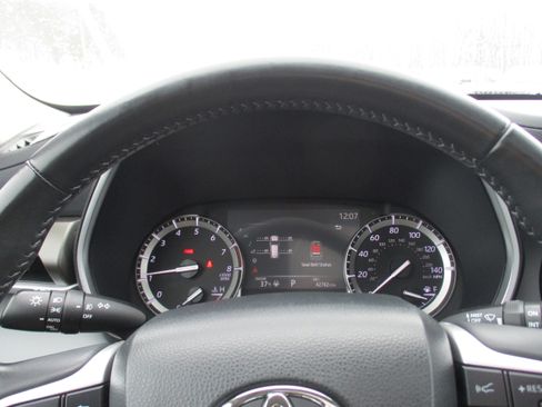 Used 2022 Toyota Highlander XLE image 19