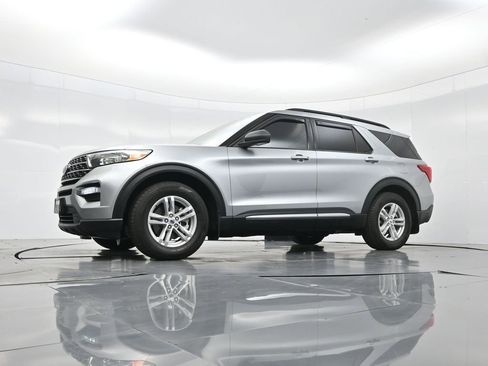 Used 2024 Ford Explorer XLT RWD image 50