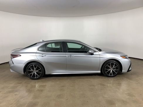 Used 2024 Toyota Camry SE image 7