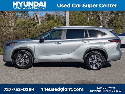 Used 2024 Toyota Highlander LE image 2