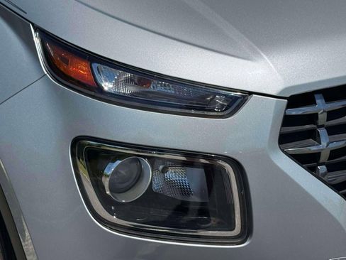 Used 2021 Hyundai Venue SEL FWD image 7