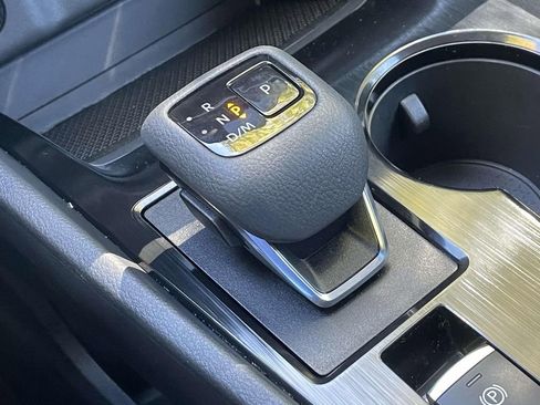 Used 2025 Nissan Rogue S image 30