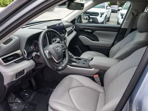 Used 2023 Toyota Highlander XLE FWD image 16