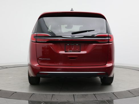 Used 2026 Chrysler Pacifica Select FWD image 4
