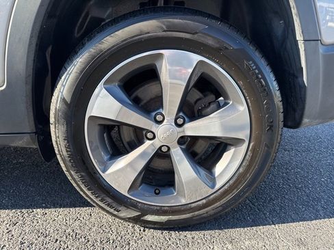 Used 2019 Jeep Cherokee Limited image 5