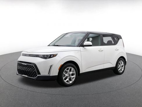 Used 2025 Kia Soul LX w/ LX Technology Package FWD image 9