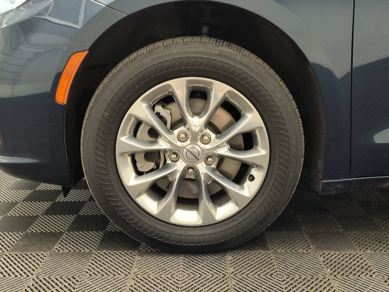 Used 2022 Chrysler Pacifica Touring-L AWD/4WD image 13