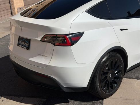 Used 2021 Tesla Model Y Long Range AWD/4WD image 16