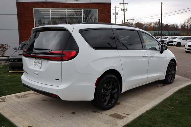 New 2026 Chrysler Pacifica Select AWD/4WD image 36
