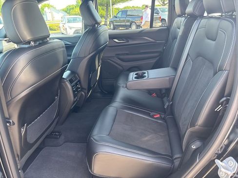 Used 2025 Jeep Grand Cherokee Altitude AWD/4WD image 37