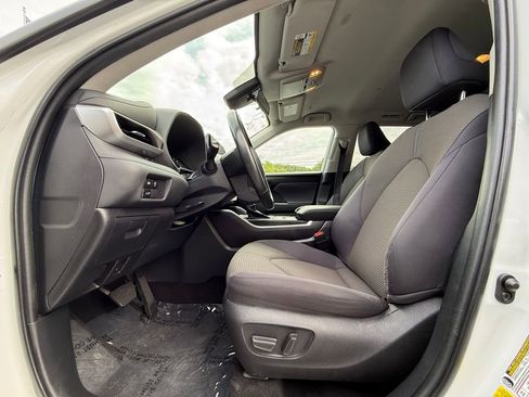 Used 2023 Toyota Highlander LE FWD image 24