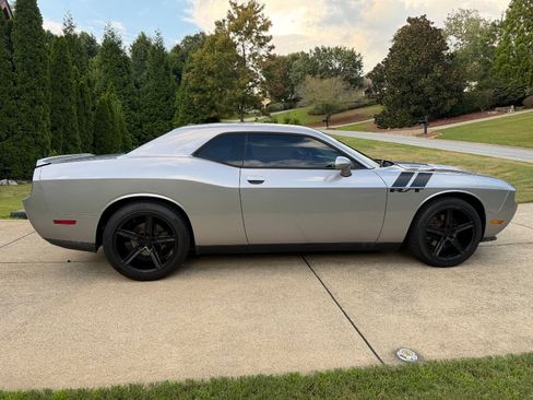 Used 2014 Dodge Challenger R/T RWD image 5