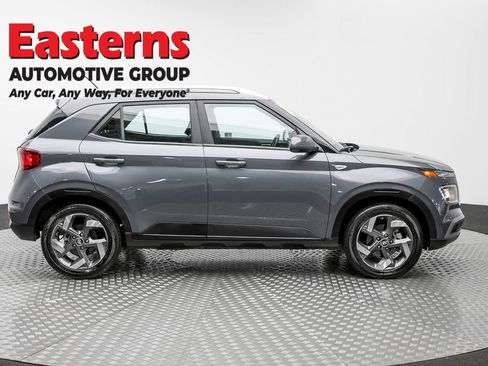Used 2025 Hyundai Venue SEL FWD image 4