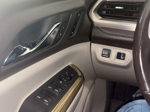 Used 2018 GMC Acadia Denali w/ Technology Package AWD/4WD image 15