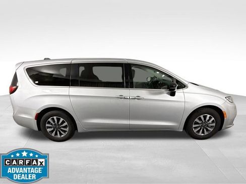 Used 2024 Chrysler Pacifica Limited FWD image 8