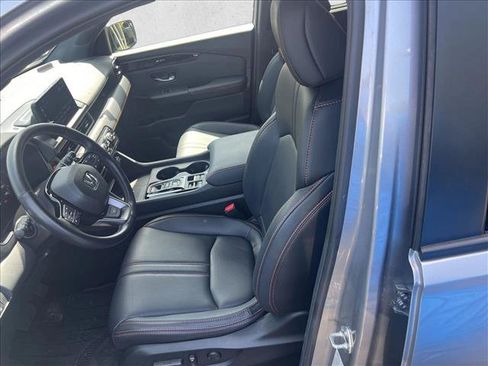 Used 2025 Honda Pilot TrailSport image 12