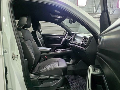 Used 2024 Volkswagen Atlas Cross Sport SE AWD/4WD image 14