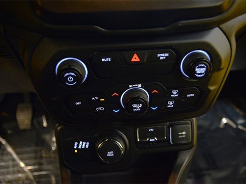 Used 2018 Jeep Renegade Altitude image 22