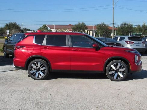 New 2025 Mitsubishi Outlander SE image 2