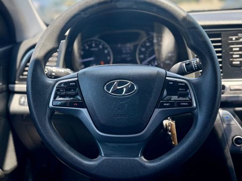Used 2018 Hyundai Elantra SE image 16