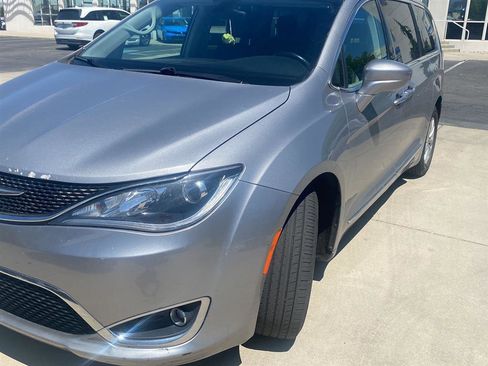 Used 2017 Chrysler Pacifica Touring-L FWD image 3