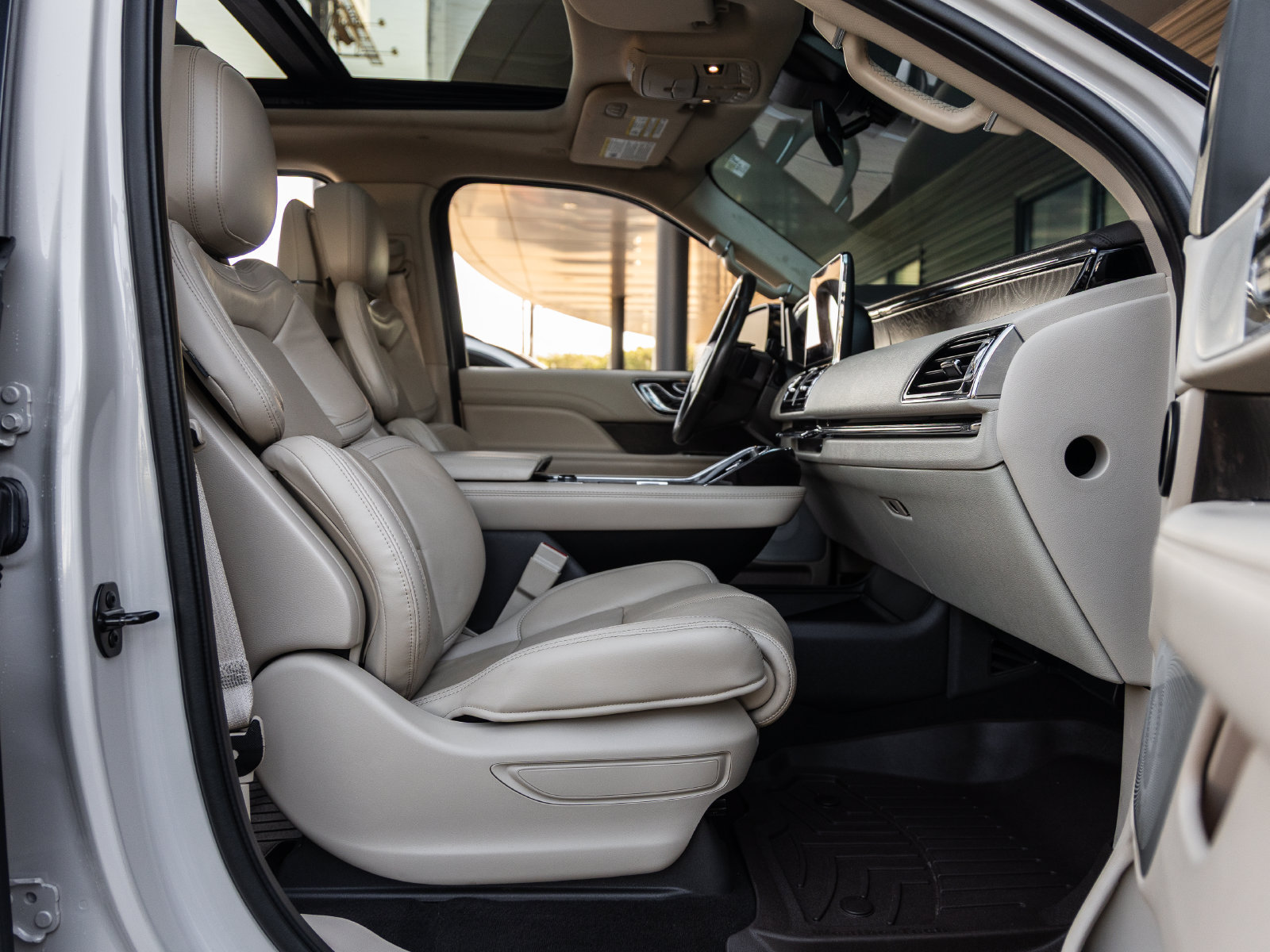 Used 2021 Lincoln Navigator Reserve w/ Luxury Package RWD image 39