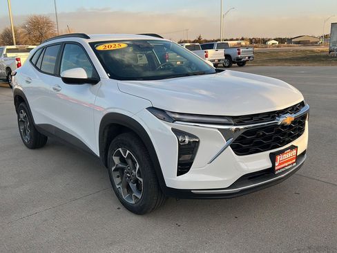 Used 2025 Chevrolet Trax LT image 4