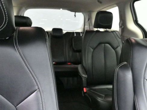 Used 2023 Chrysler Pacifica Touring-L image 24