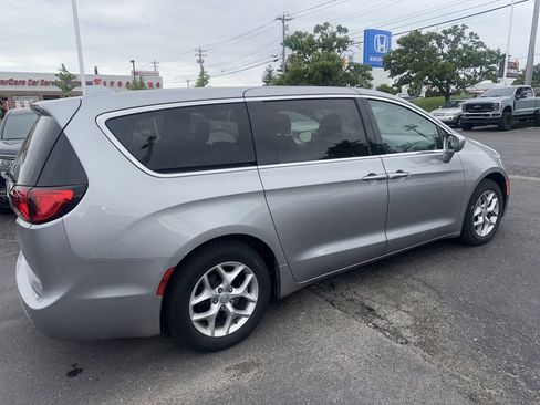 Used 2019 Chrysler Pacifica Touring Plus w/ Tire & Wheel Group FWD image 23