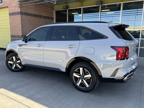 Used 2022 Kia Sorento EX w/ Panoramic Sunroof Package image 5