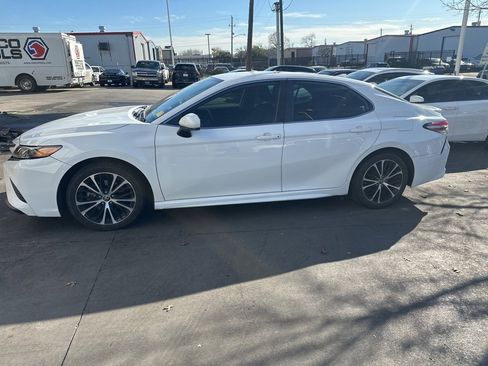Used 2019 Toyota Camry L image 8