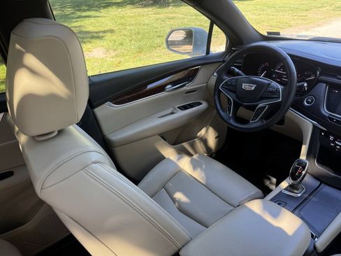 Used 2017 Cadillac XT5 Luxury w/ Driver Awareness Package FWD image 17