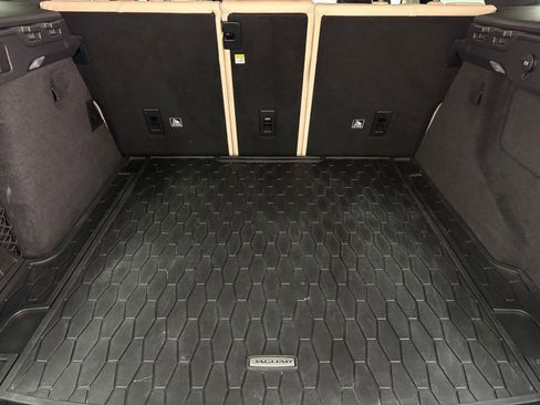 Used 2019 Jaguar F-PACE Premium image 30