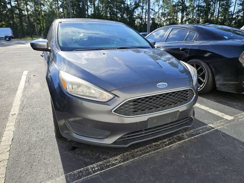 Used 2018 Ford Focus SE FWD image 4