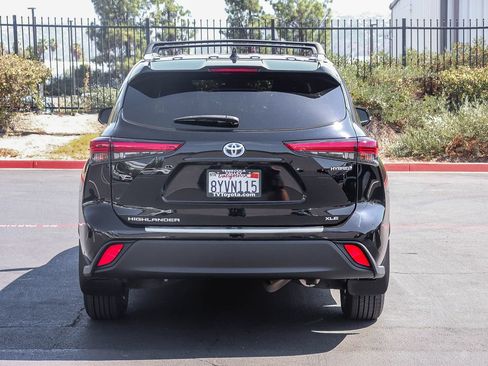 Used 2022 Toyota Highlander XLE AWD/4WD image 6