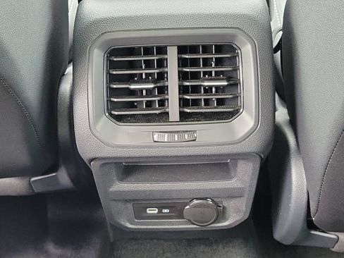 Used 2024 Volkswagen Tiguan SE FWD image 12