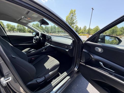 Used 2022 Hyundai Elantra SEL FWD image 18