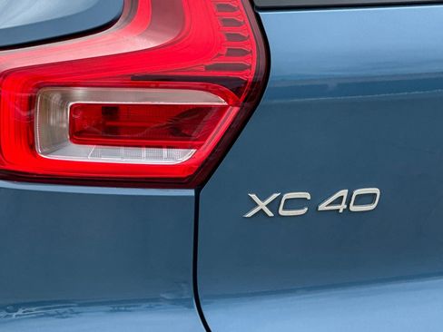 Used 2024 Volvo XC40 B5 Core image 28