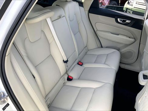 Used 2023 Volvo XC60 B5 Plus image 18
