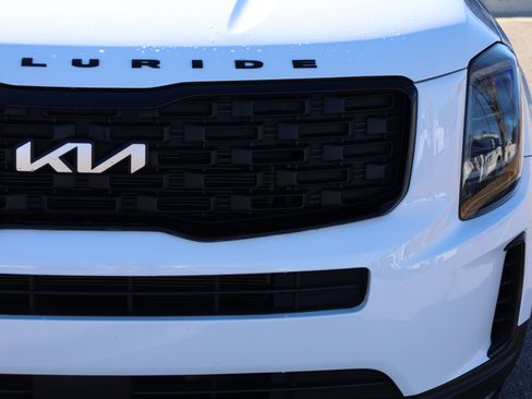 Used 2022 Kia Telluride EX w/ EX Premium Package image 17