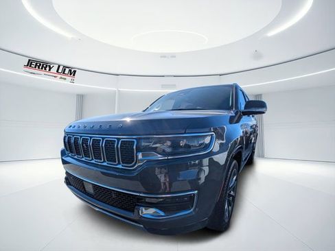 Used 2023 Jeep Wagoneer L Series III w/ Premium Group I image 5