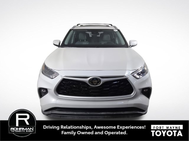 Used 2024 Toyota Highlander XLE AWD/4WD image 3
