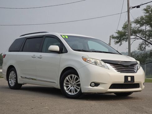 Used 2017 Toyota Sienna XLE FWD image 2