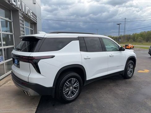 Used 2025 Chevrolet Traverse LT AWD/4WD image 3