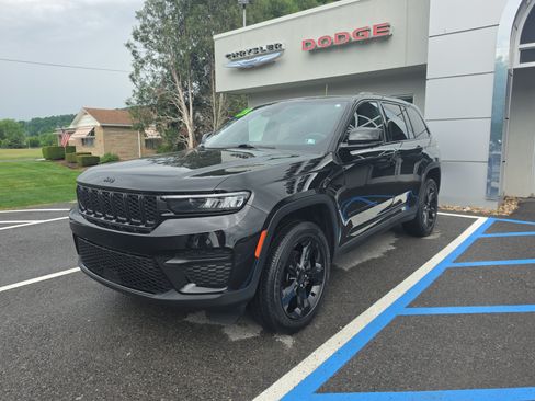 Used 2023 Jeep Grand Cherokee Altitude AWD/4WD image 8