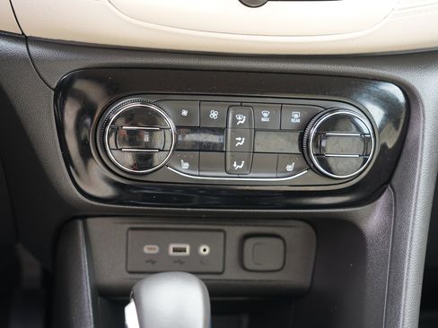 Used 2021 Buick Encore GX Essence AWD/4WD image 24