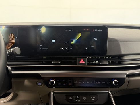 Used 2025 Kia Carnival FWD image 21