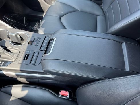 Used 2022 Toyota Highlander XLE AWD/4WD image 27